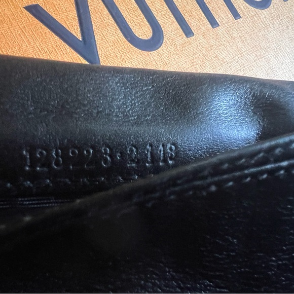 Gucci Long Wallet Black in Preowned / Used Condition - Picture 8 of 8